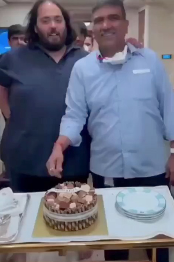 Anant_20Ambani_20Radhika_20Merchant_20Celebrate_20To_20Employee_20Birthday_20Photos_20_287_29.jpg 6