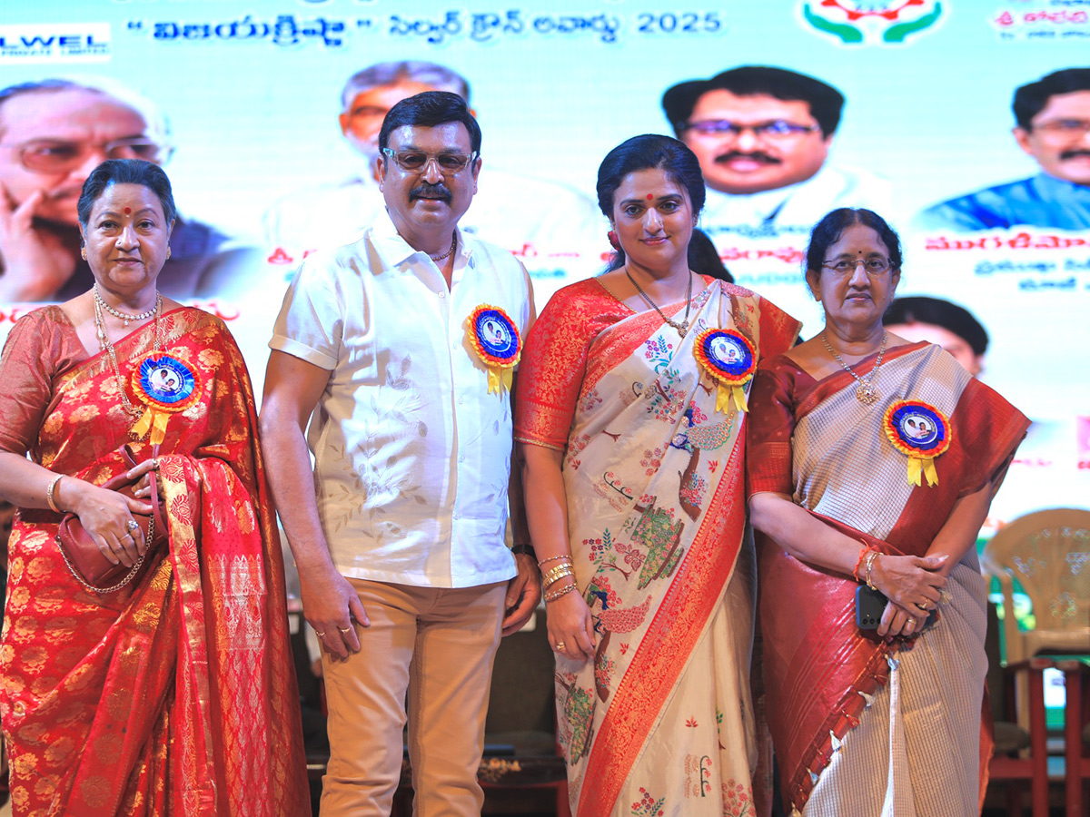 Director_20Anil_20Ravipudi_20wins_20Vijayakrishna_20Silver_20Crown_20Award_20Photos_4.jpg 4