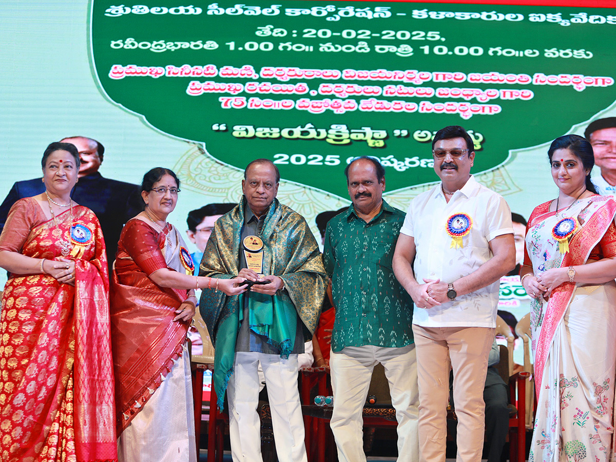 Director_20Anil_20Ravipudi_20wins_20Vijayakrishna_20Silver_20Crown_20Award_20Photos_9.jpg 7