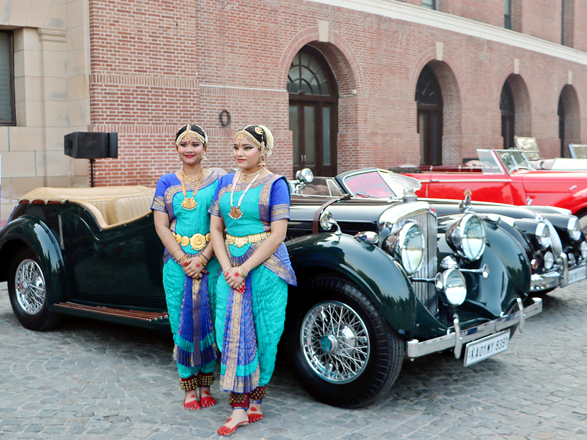 Participants_20during_20the_2021_20Gun_20Salute_20Vintage_20Car_20rally__20_2810_29.jpg 10