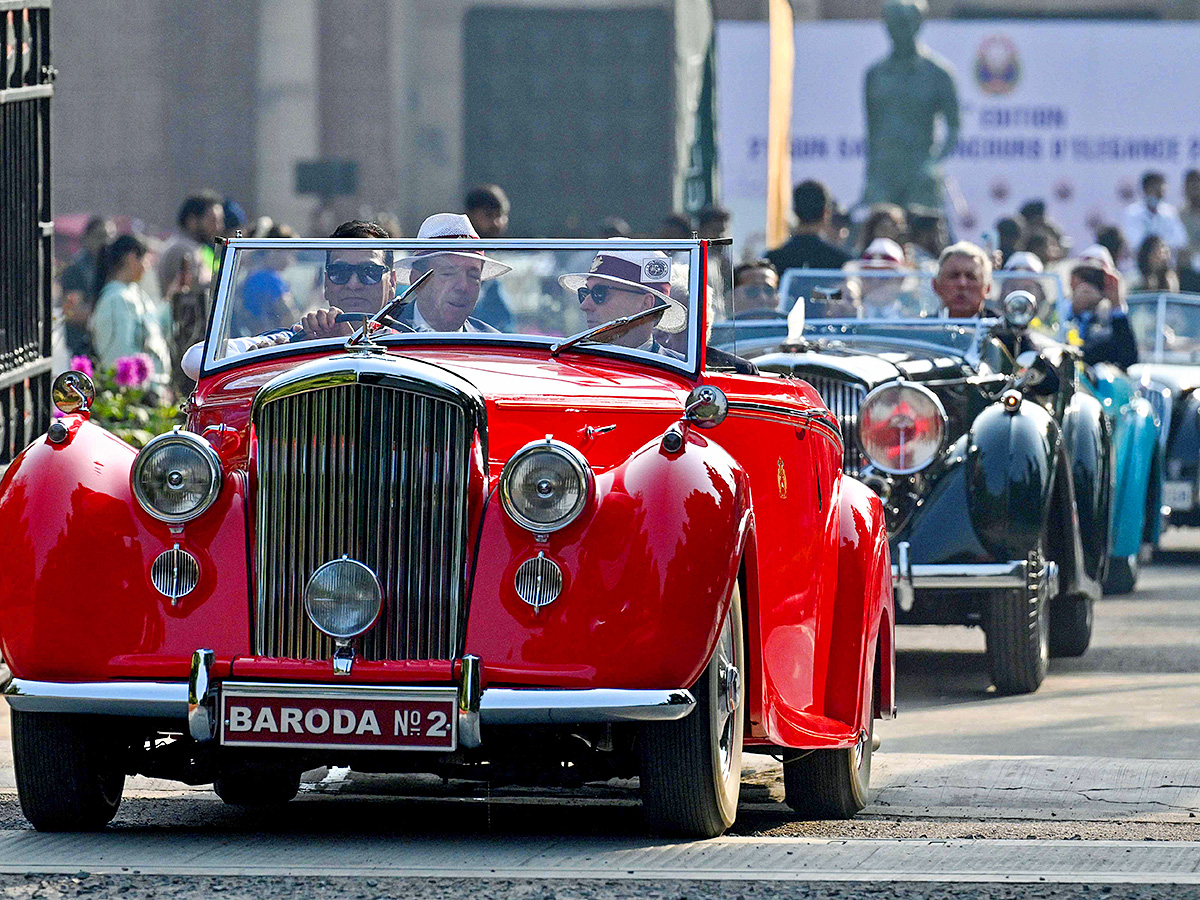 Participants_20during_20the_2021_20Gun_20Salute_20Vintage_20Car_20rally__20_2812_29.jpg 12