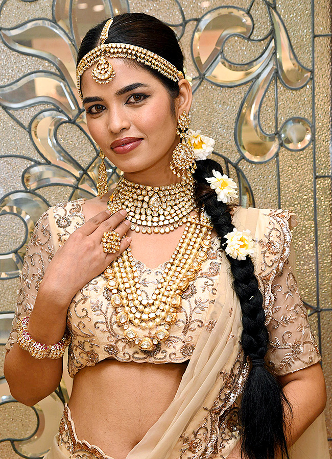 Tejaswi_20Madivada_20and_20Kamakshi_20Bhaskarla_20Gold_20Shop_20in_20Hyderabad__20_2815_29.jpg 15