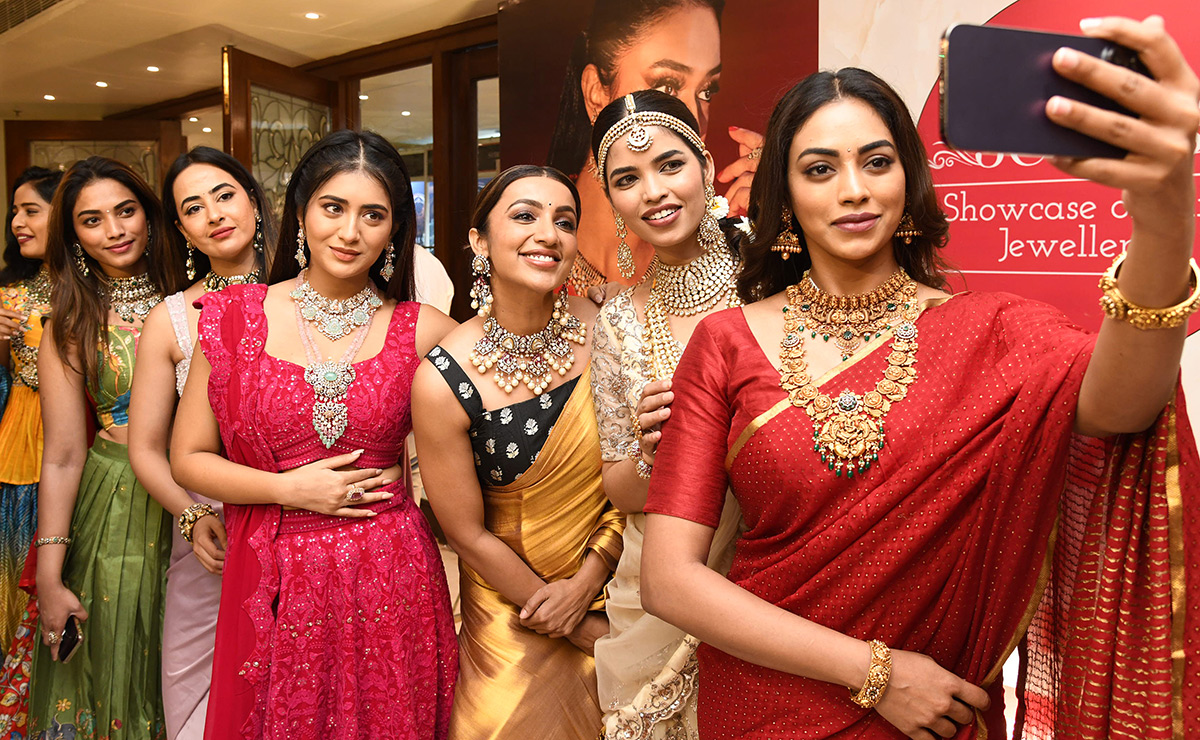 Tejaswi_20Madivada_20and_20Kamakshi_20Bhaskarla_20Gold_20Shop_20in_20Hyderabad__20_282_29.jpg 2