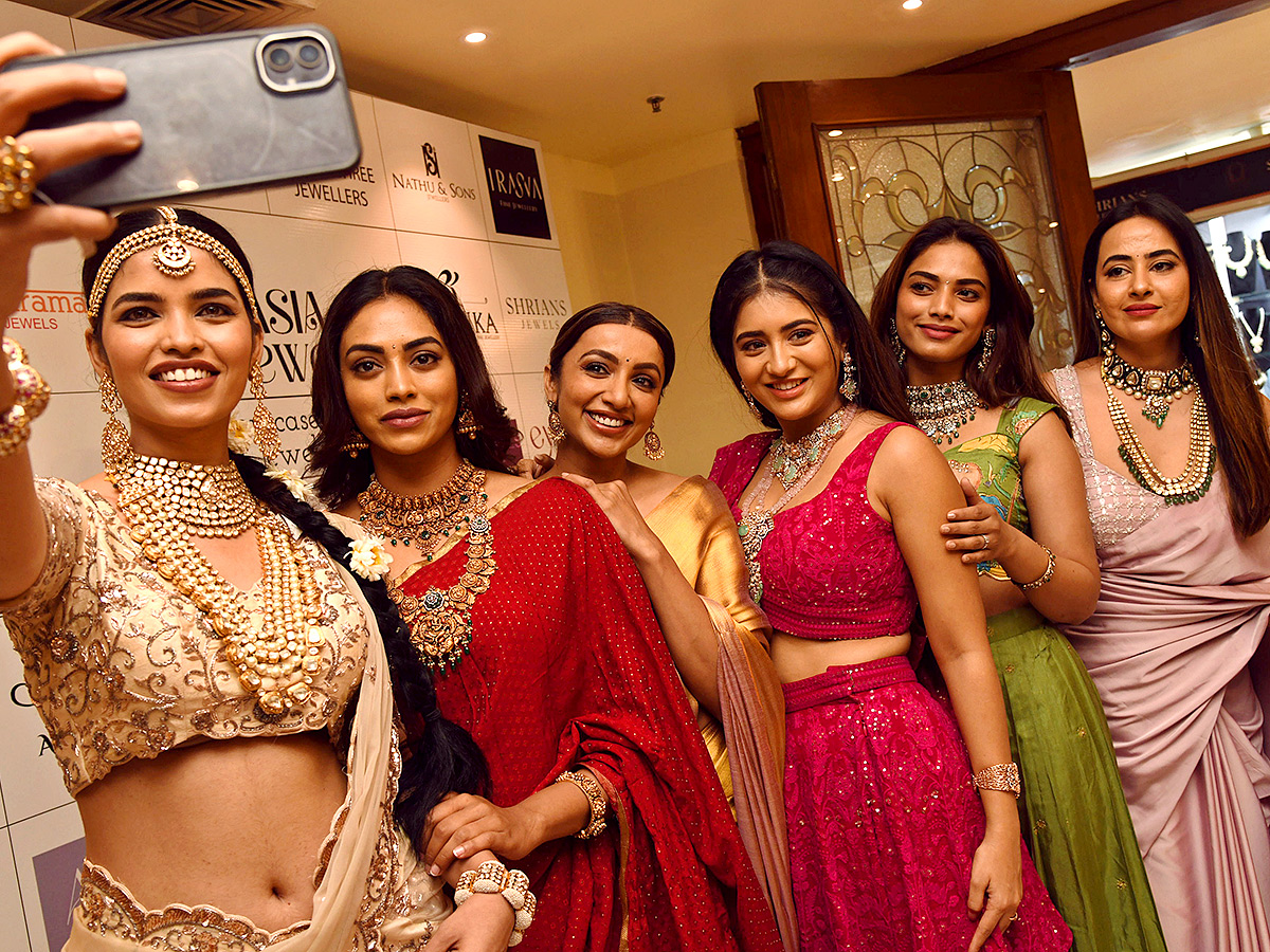 Tejaswi_20Madivada_20and_20Kamakshi_20Bhaskarla_20Gold_20Shop_20in_20Hyderabad__20_284_29.jpg 4