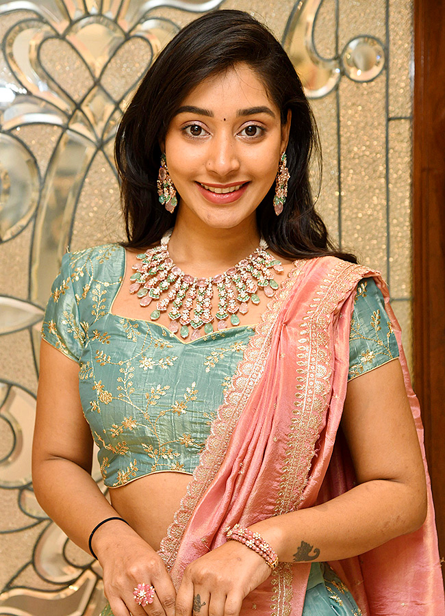 Tejaswi_20Madivada_20and_20Kamakshi_20Bhaskarla_20Gold_20Shop_20in_20Hyderabad__20_288_29.jpg 8
