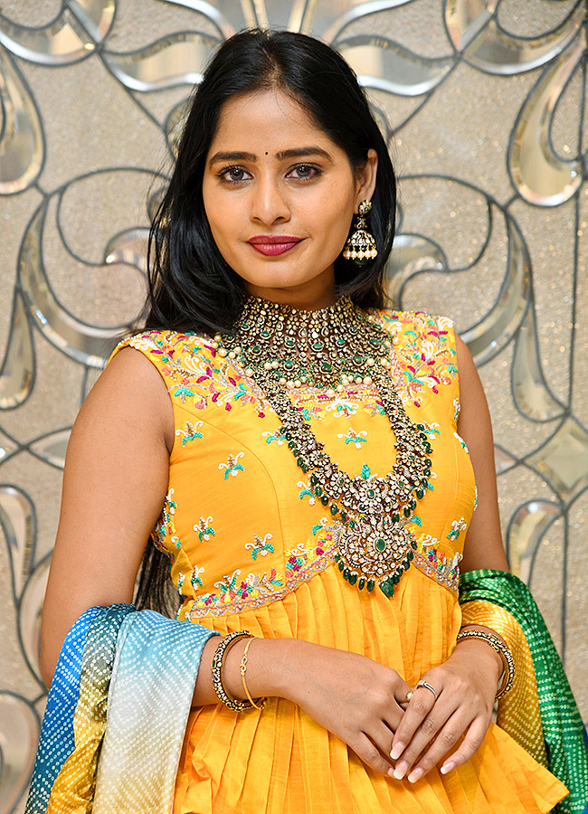 Tejaswi_20Madivada_20and_20Kamakshi_20Bhaskarla_20Gold_20Shop_20in_20Hyderabad__20_289_29.jpg 9