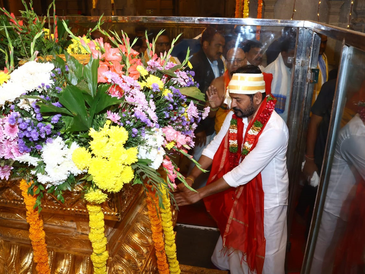 CM_20Revanth_20Reddy_20Inaugurates_20Yadadri_20Golden_20Vimana_20Gopuram_20Photos_3.jpg 3