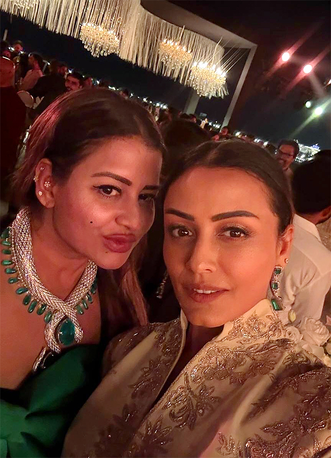 Jr_20NTR_2C_20Lakshmi_20Pranathi_20and_20Namrata_20Shirodkar_20shine_20in_20Dubai_20Photos__20_2815_29.jpg 15