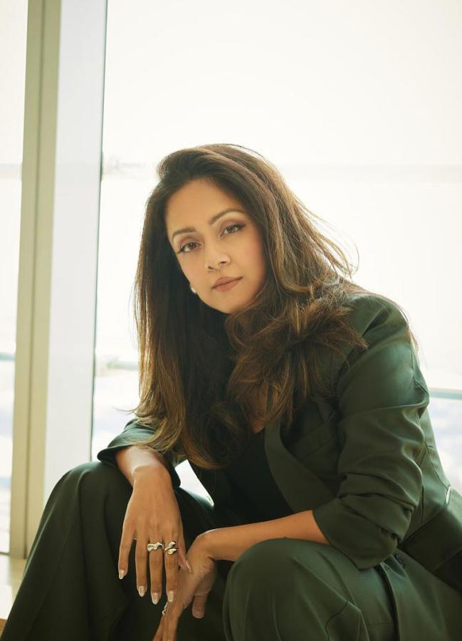 Actress_20Jyothika_20Stunning_20Photos_20Shared_20Her_20Social_20Media_20_284_29.jpg 3