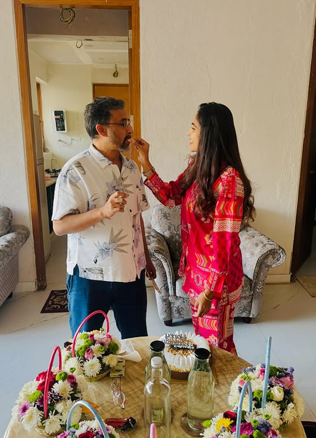 Dhanasree_20with_20Director_20teja14.jpg 15