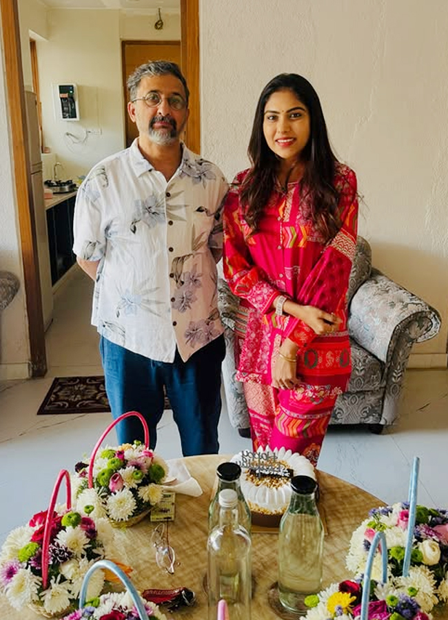 Dhanasree_20with_20Director_20teja3.jpg 4
