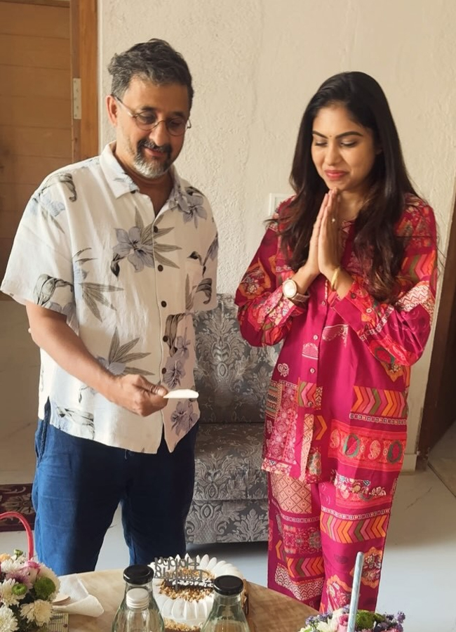 Dhanasree_20with_20Director_20teja4.jpg 5