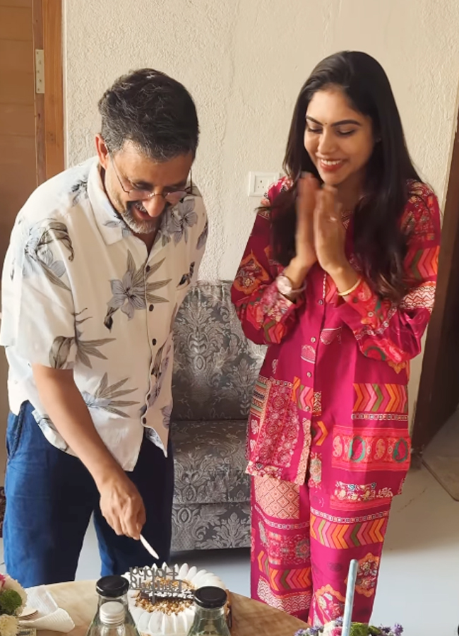 Dhanasree_20with_20Director_20teja7.jpg 8