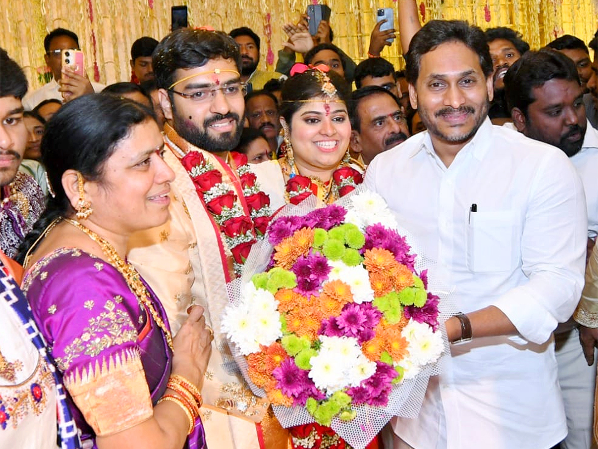 YS_20Jagan_20Attend_20Malladi_20Vishnu_20Daughter_20Marriage_20At_20Vijayawada_20Photos_1.jpg 1