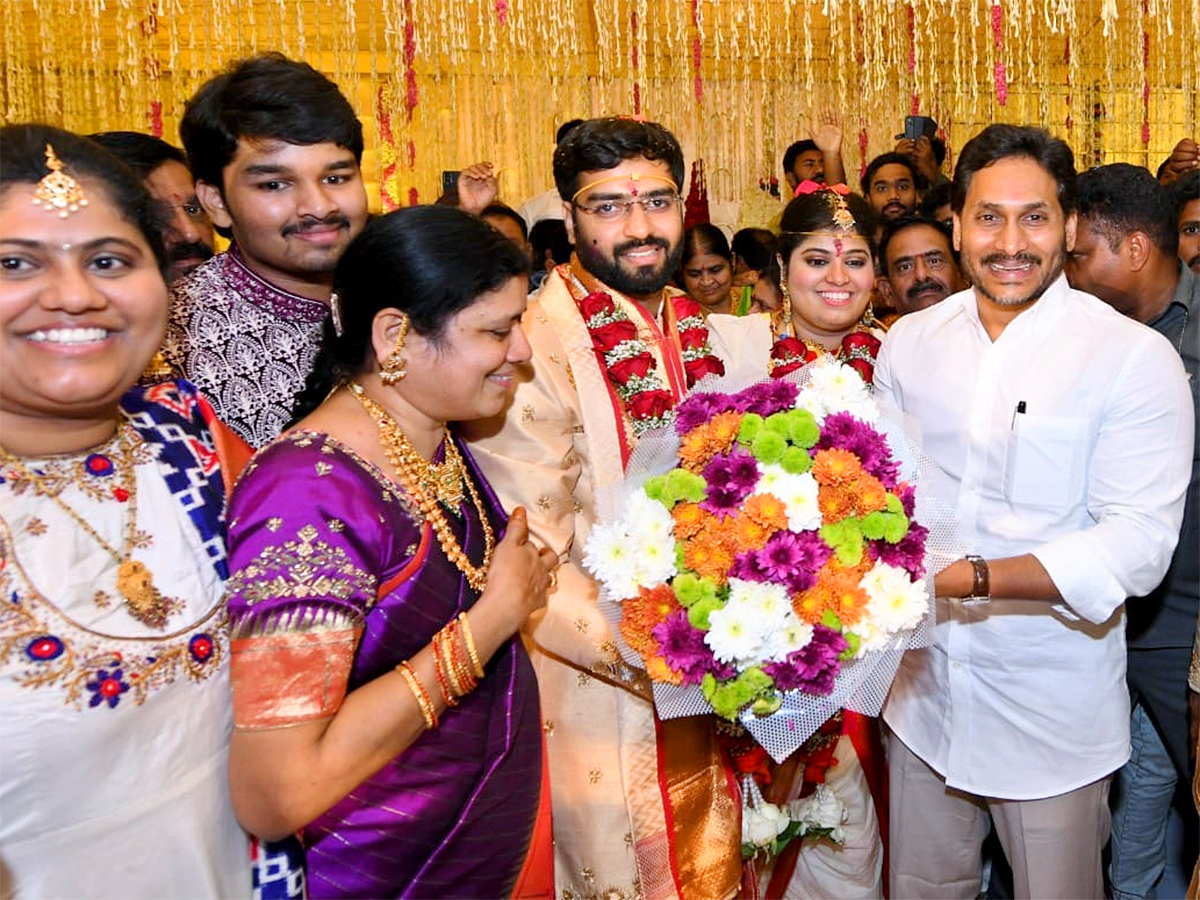 YS_20Jagan_20Attend_20Malladi_20Vishnu_20Daughter_20Marriage_20At_20Vijayawada_20Photos_10.jpg 8