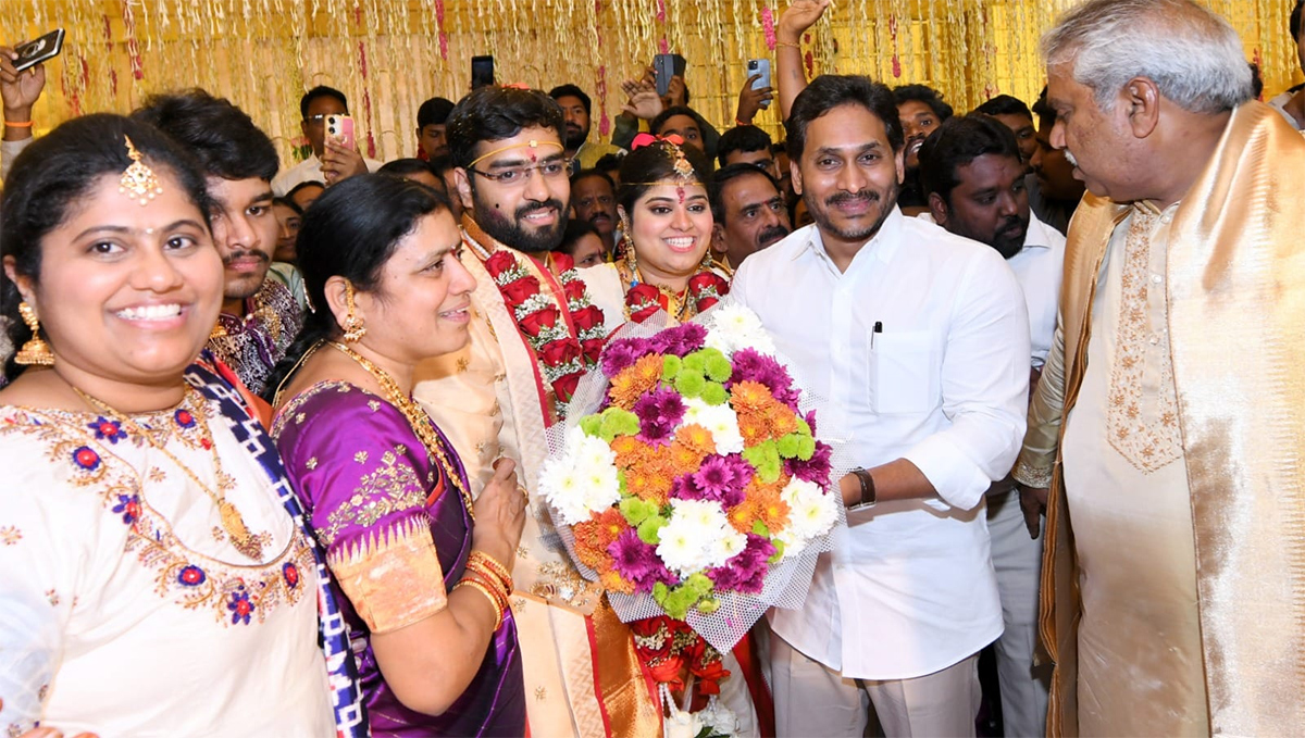YS_20Jagan_20Attend_20Malladi_20Vishnu_20Daughter_20Marriage_20At_20Vijayawada_20Photos_3.jpg 3