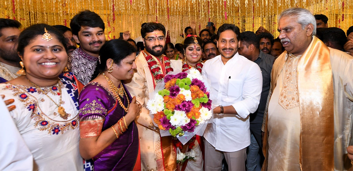 YS_20Jagan_20Attend_20Malladi_20Vishnu_20Daughter_20Marriage_20At_20Vijayawada_20Photos_7.jpg 6