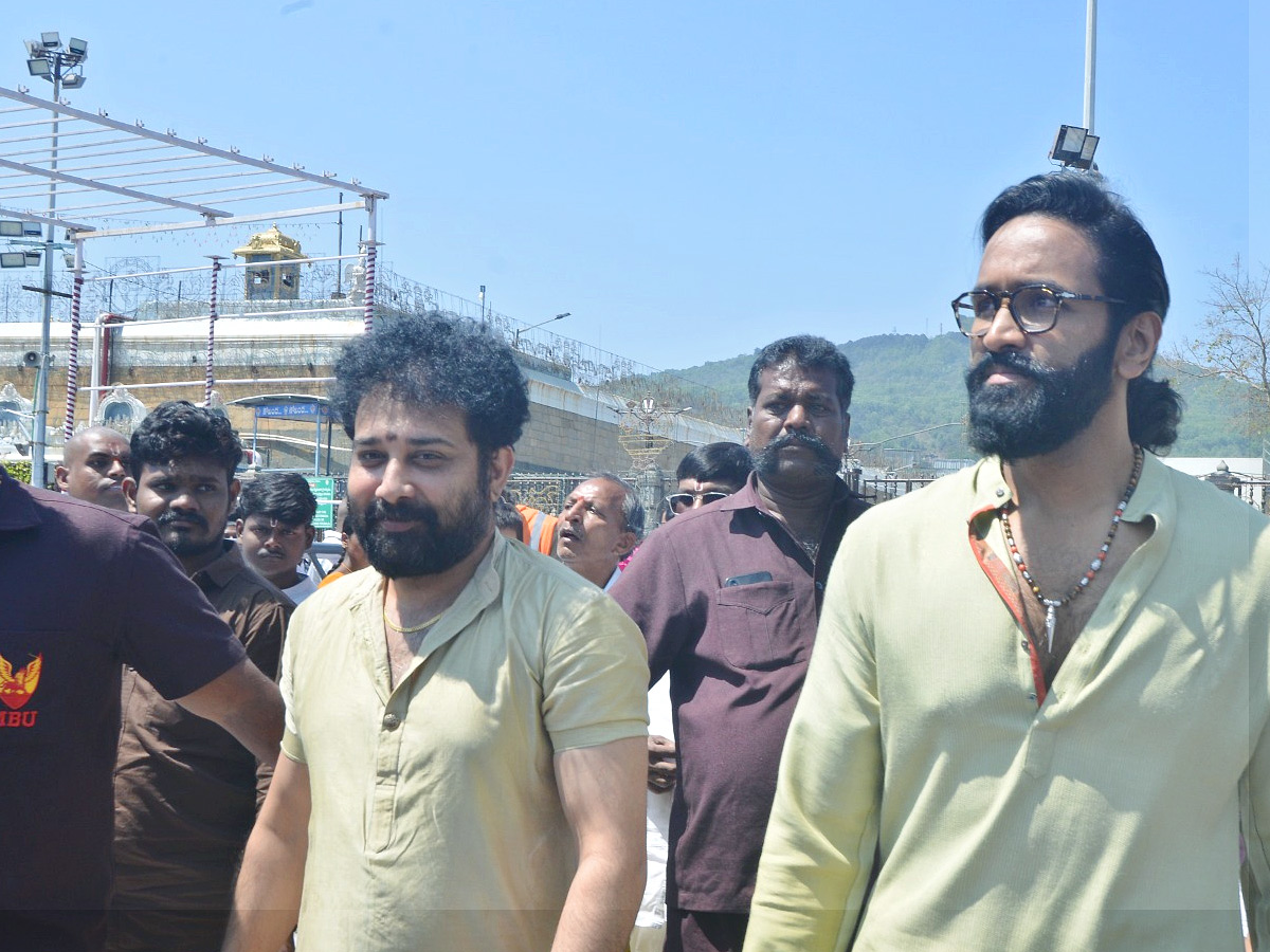 Manchu_20Vishnu_20And_20Siva_20Balaji_20Visits_20Tirumala_20Photos_20_2813_29.jpg 14