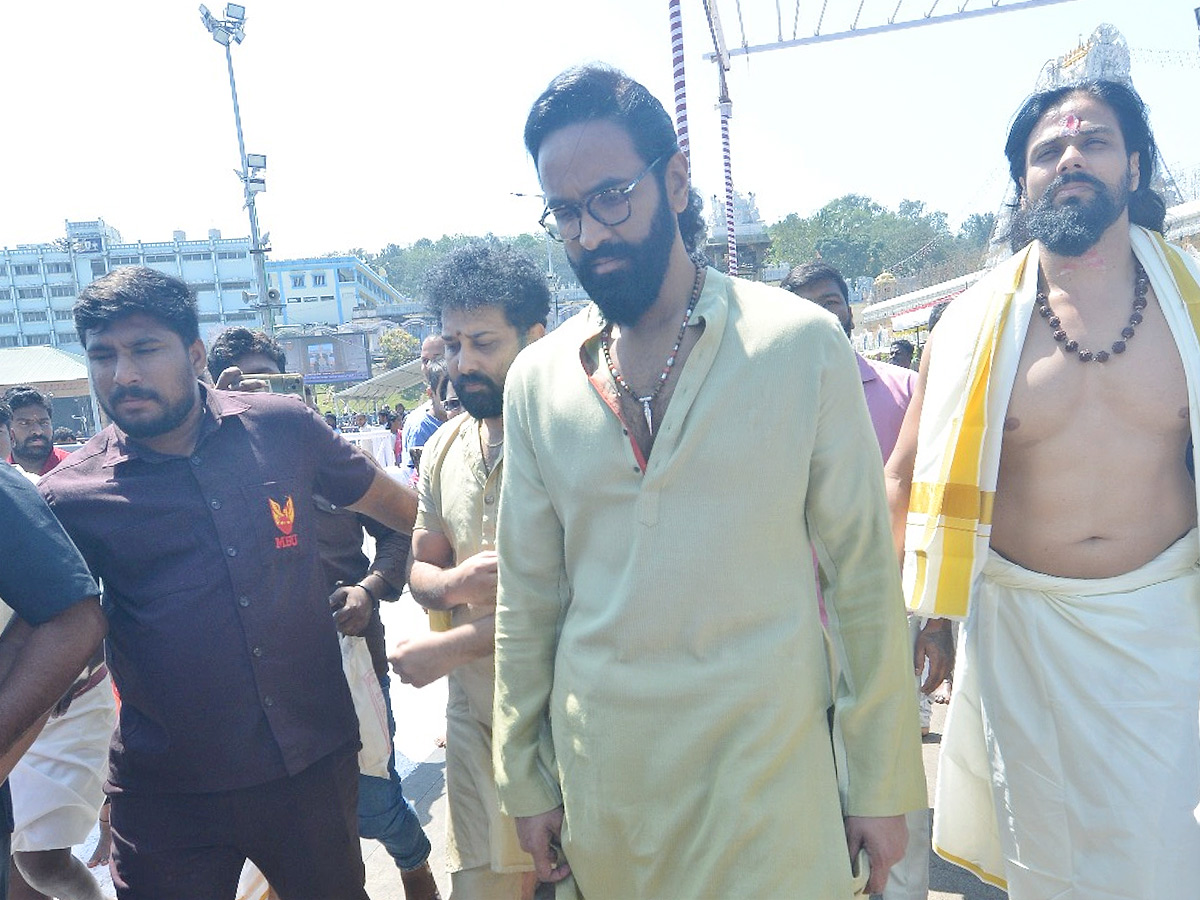 Manchu_20Vishnu_20And_20Siva_20Balaji_20Visits_20Tirumala_20Photos_20_2815_29.jpg 15
