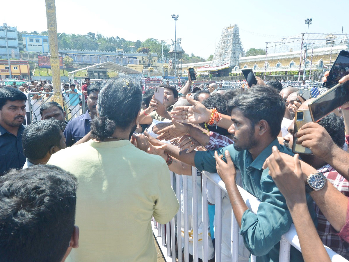Manchu_20Vishnu_20And_20Siva_20Balaji_20Visits_20Tirumala_20Photos_20_282_29.jpg 3