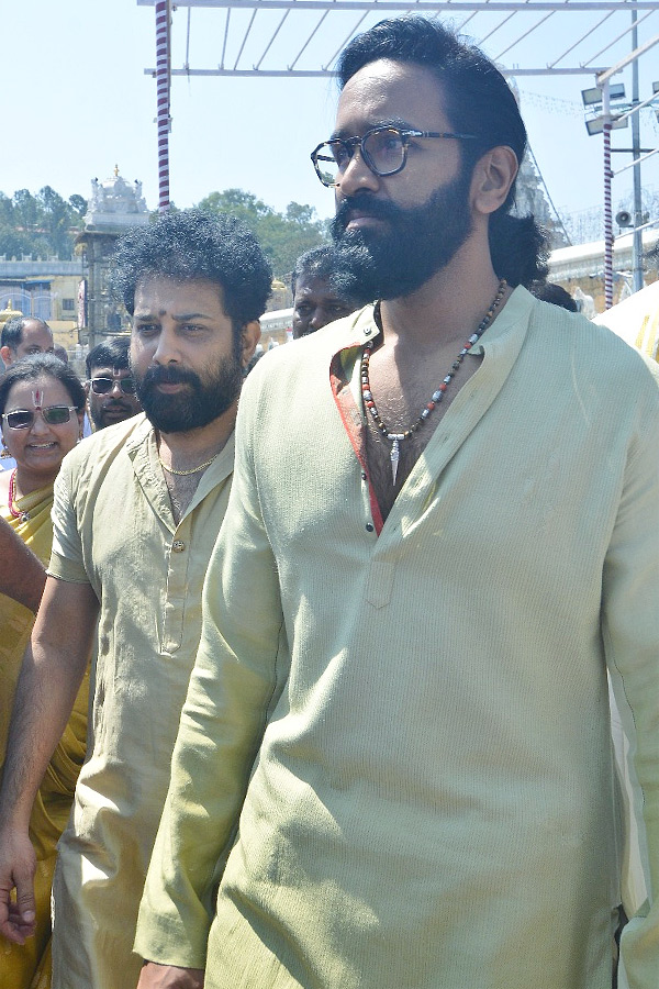 Manchu_20Vishnu_20And_20Siva_20Balaji_20Visits_20Tirumala_20Photos_20_289_29.jpg 10