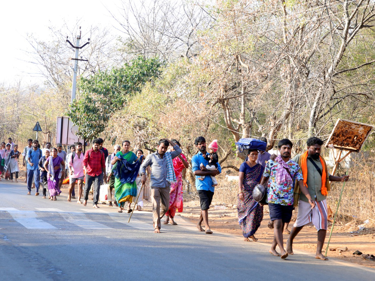 Maha_20Shivaratri_20_20Devotees_20Rush_20at_20Srisailam_20Temple_20Photos__20_2811_29.jpg 11