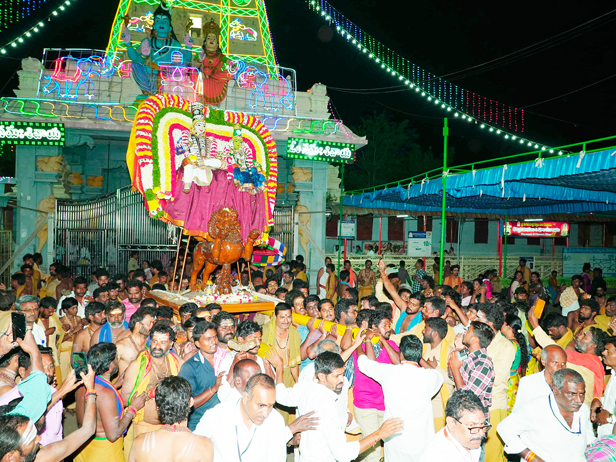 Maha_20Shivaratri_20_20Devotees_20Rush_20at_20Srisailam_20Temple_20Photos__20_2814_29.jpg 14