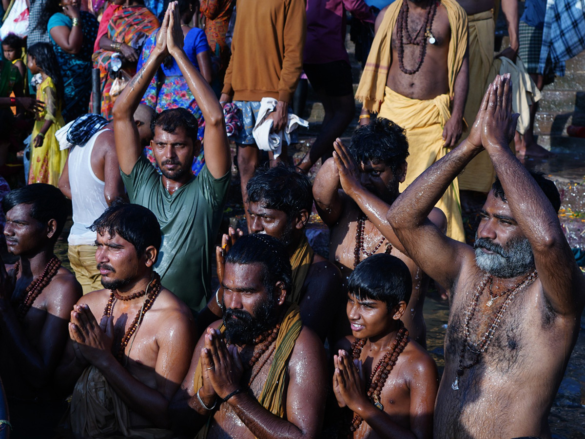 Maha_20Shivaratri_20_20Devotees_20Rush_20at_20Srisailam_20Temple_20Photos__20_2816_29.jpg 16