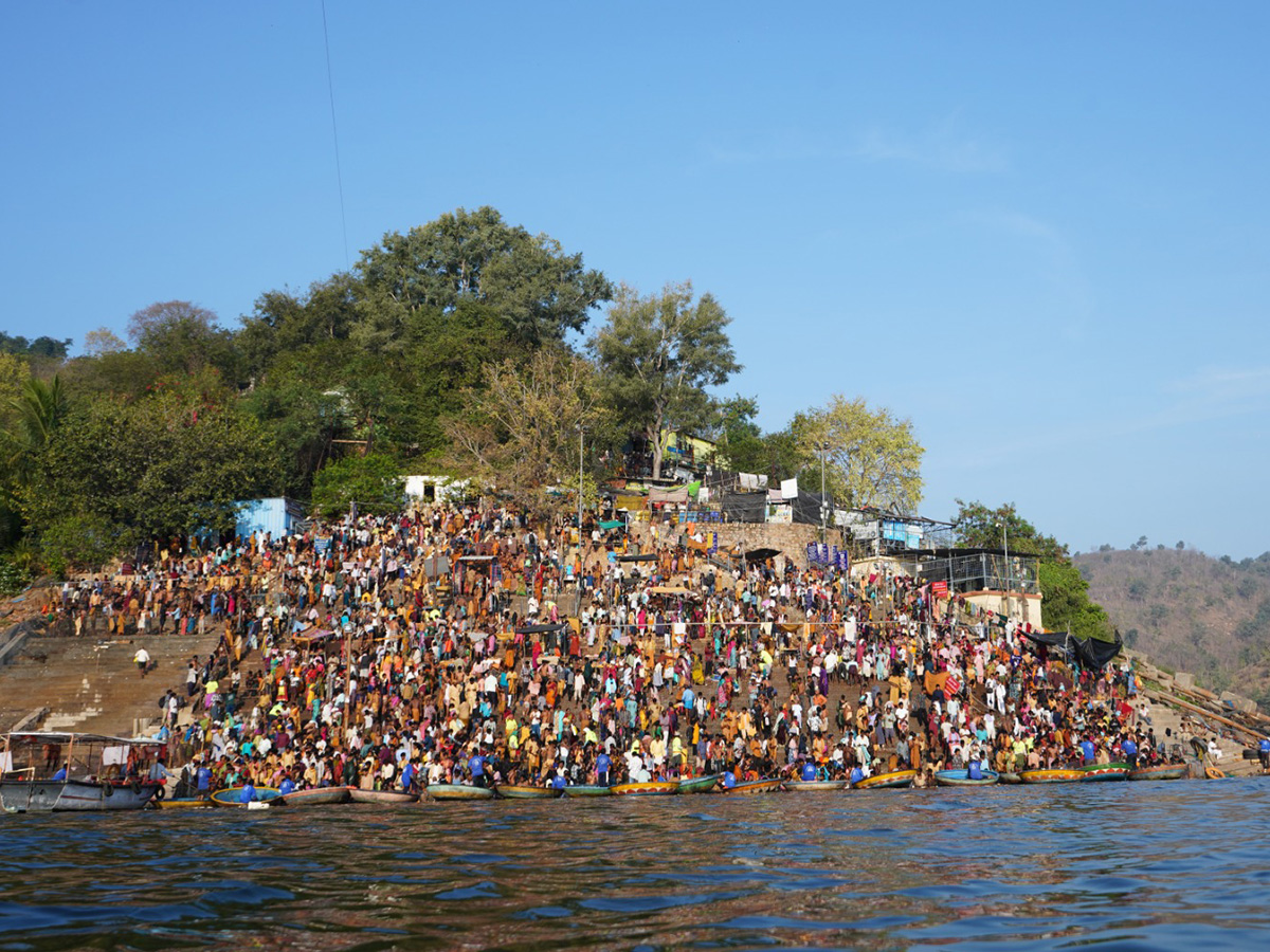 Maha_20Shivaratri_20_20Devotees_20Rush_20at_20Srisailam_20Temple_20Photos__20_2817_29.jpg 17