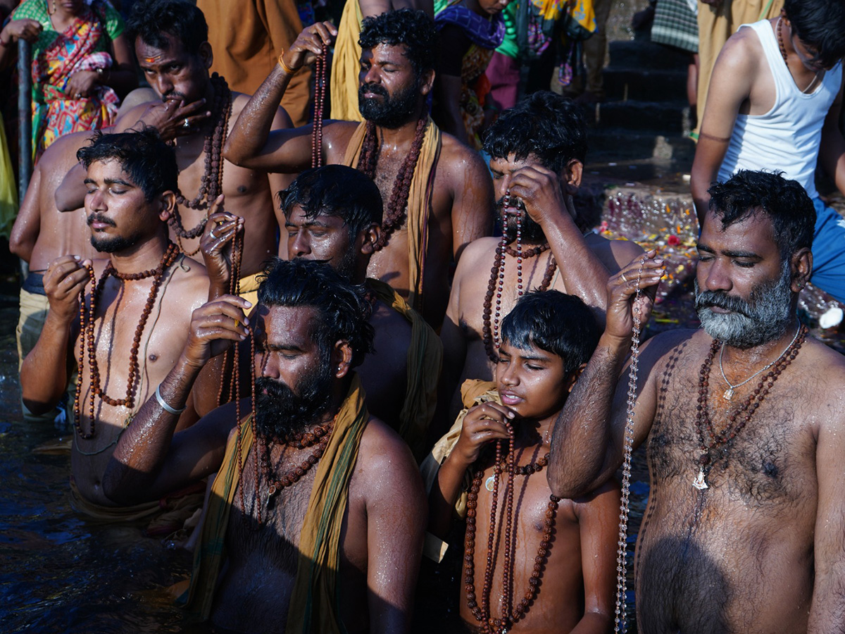 Maha_20Shivaratri_20_20Devotees_20Rush_20at_20Srisailam_20Temple_20Photos__20_2818_29.jpg 18