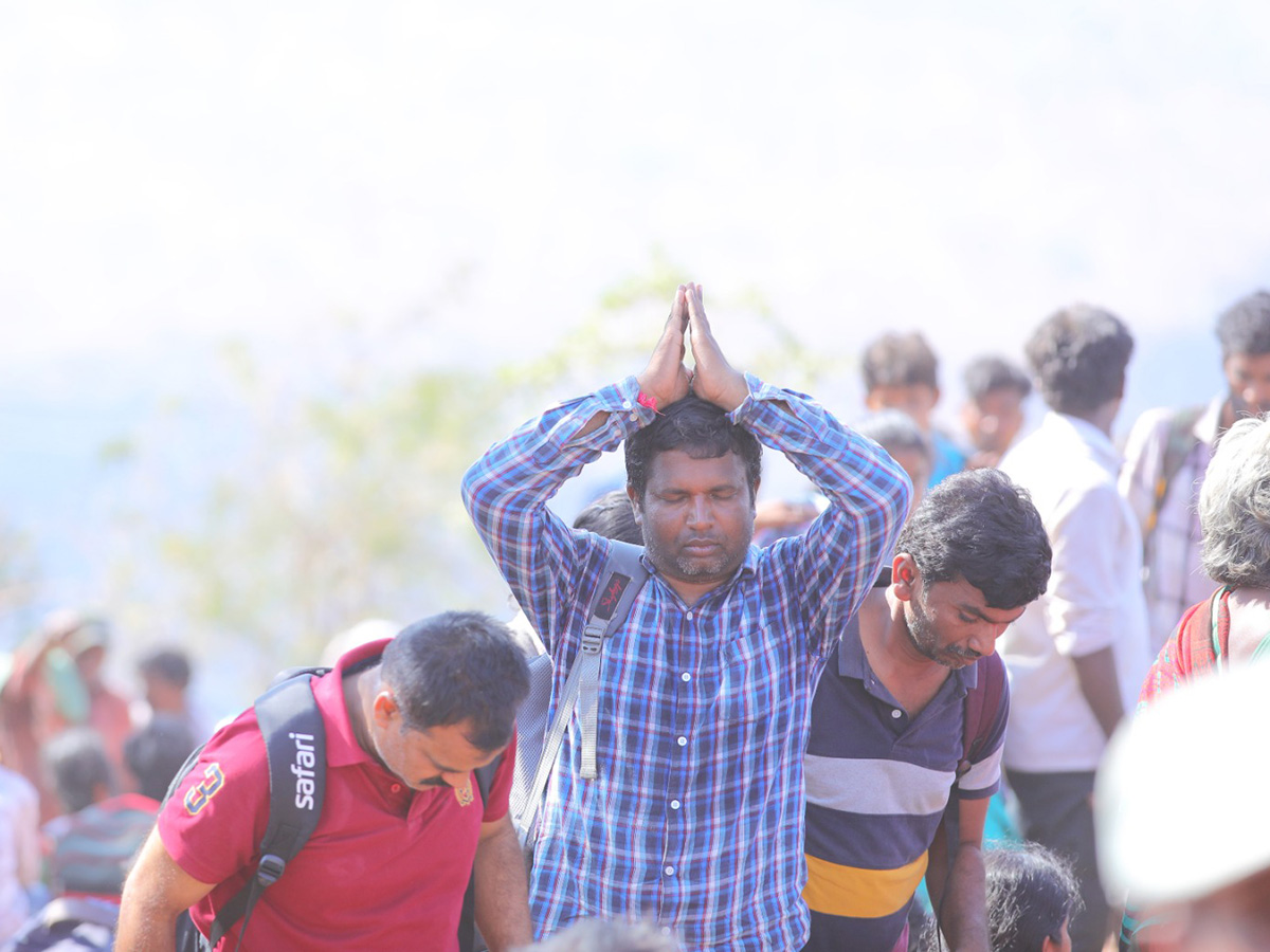 Maha_20Shivaratri_20_20Devotees_20Rush_20at_20Srisailam_20Temple_20Photos__20_282_29.jpg 2