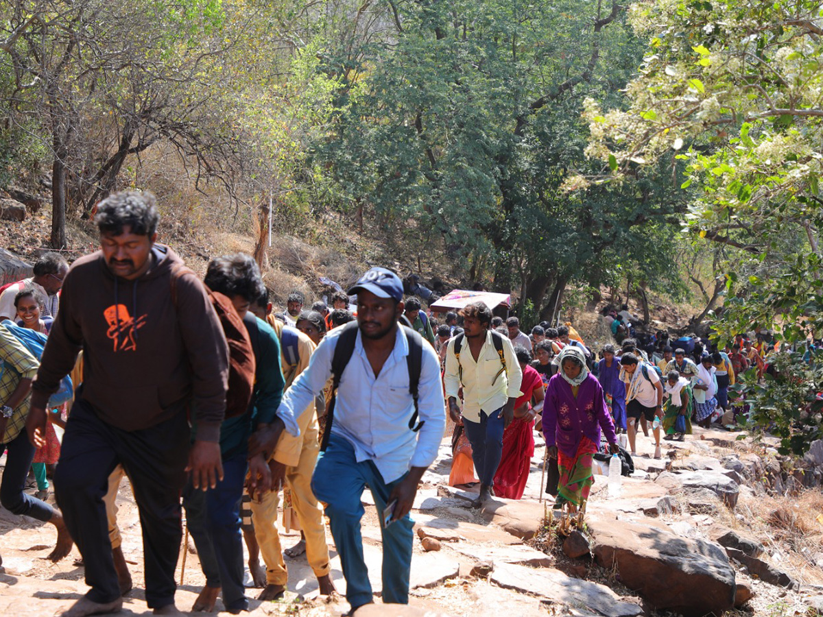 Maha_20Shivaratri_20_20Devotees_20Rush_20at_20Srisailam_20Temple_20Photos__20_284_29.jpg 4