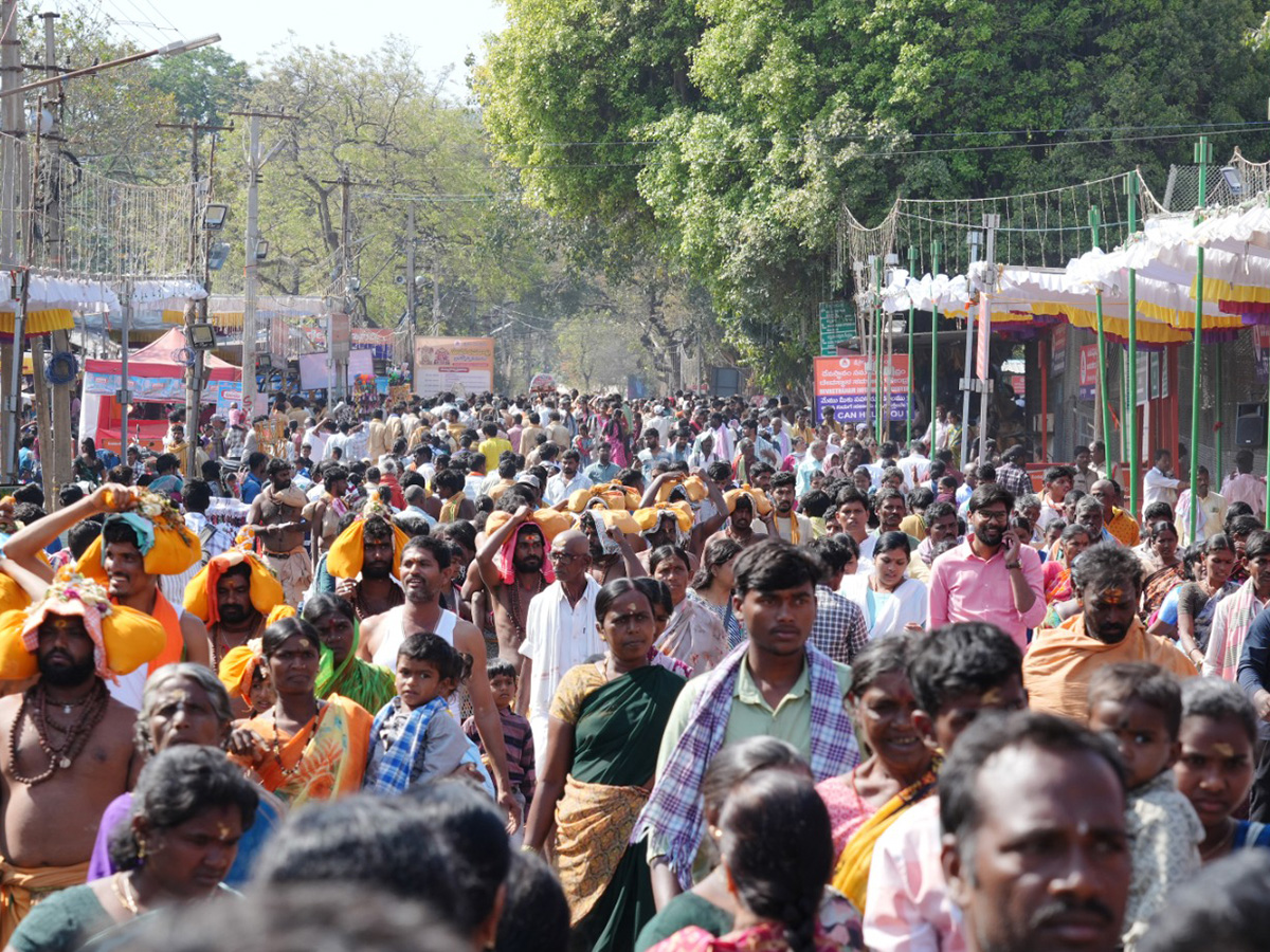 Maha_20Shivaratri_20_20Devotees_20Rush_20at_20Srisailam_20Temple_20Photos__20_289_29.jpg 9