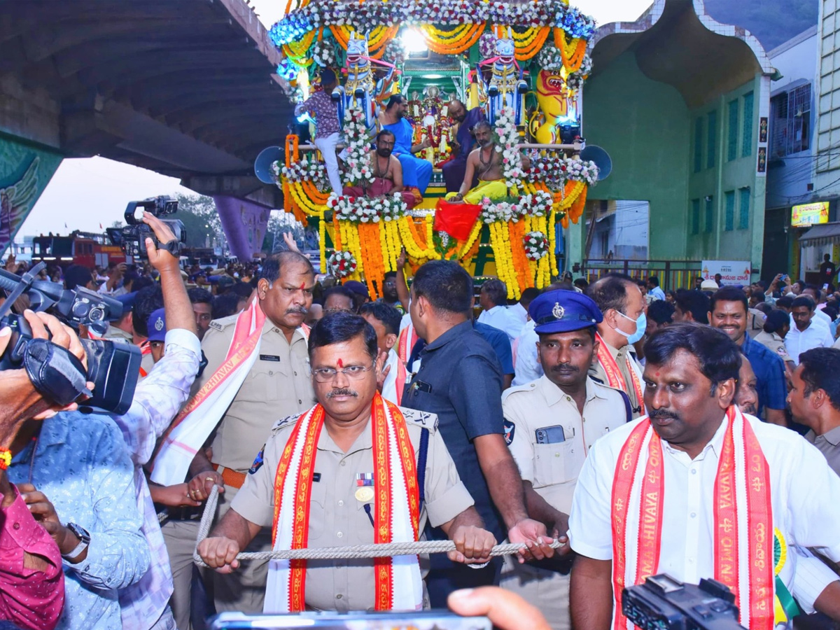 Bejawada_20Durga_20Malleswara_20Swamy_20Rathotsavam_20Photos_20_281_29.jpg 7
