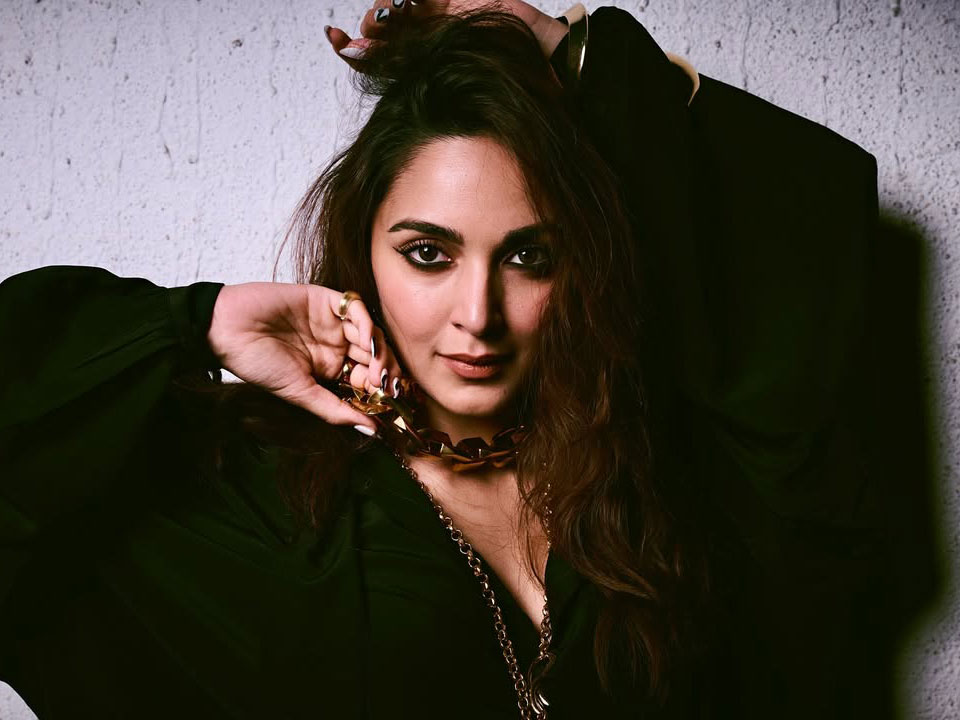 Actress_20_20Kiara_20Advani_20Stunning_20Looks_20In_20Black_20Dress_20Photos_20_283_29.jpg 15