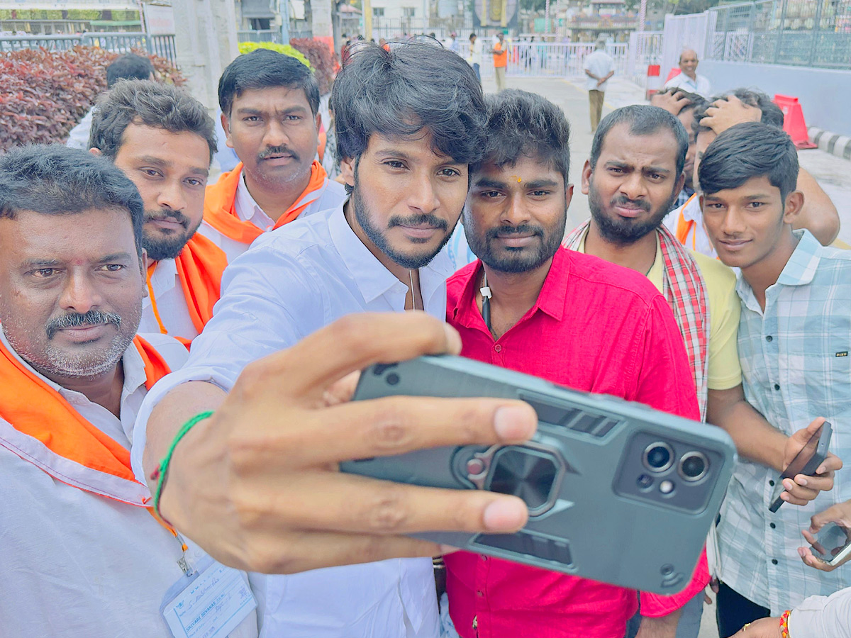 Tollywood_20celebrities_20visited_20tirumala_20Photos_20_288_29.jpg 12