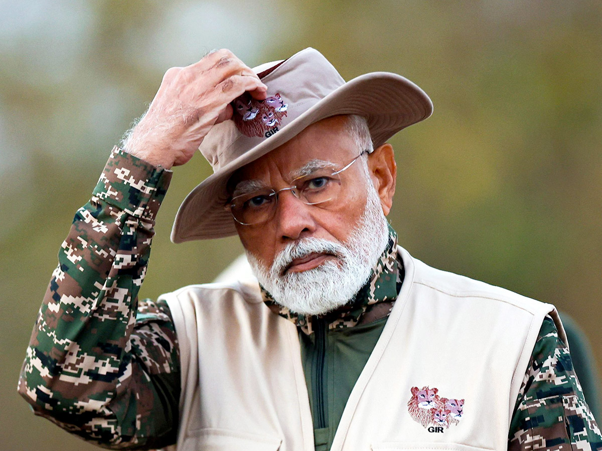 Prime_20Minister_20Narendra_20Modi_20lion_20safari_20at_20Gir_20Wildlife_20Sanctuary_20.jpg 19