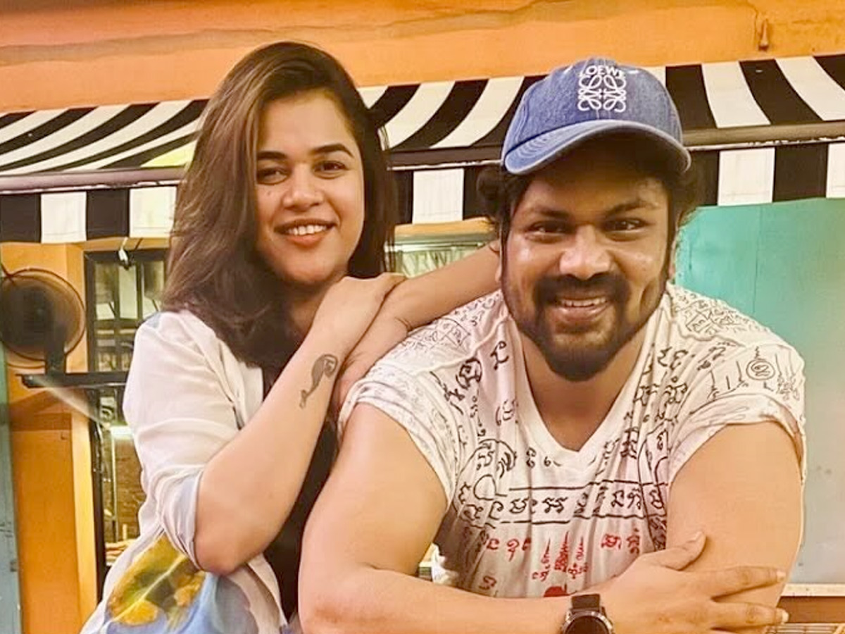 Actor_20Manchu_20Manoj_20Share_20heartfelt_20post_20to_20wife_20Mounika_20on_20their_20second_20Wedding_20Anniversary_20Photos_20_282_29.jpg 3