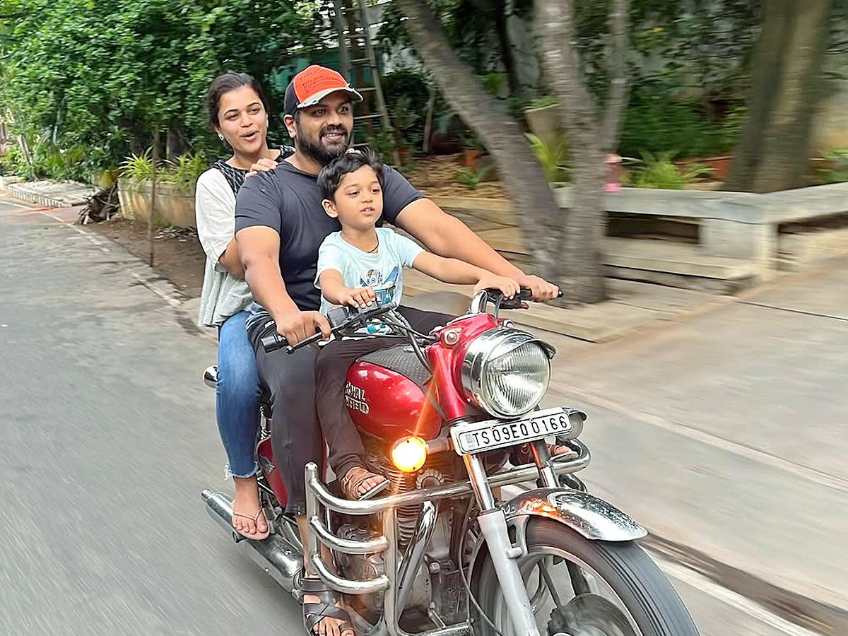 Actor_20Manchu_20Manoj_20Share_20heartfelt_20post_20to_20wife_20Mounika_20on_20their_20second_20Wedding_20Anniversary_20Photos_20_286_29.jpg 10