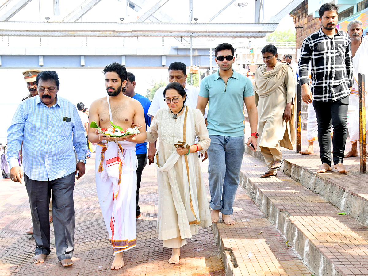 Actress_20Jayaprada_20mixed_20her_20brothers_20RajaBabu_20ashes_20in_20Godavari_20Photos_20_283_29.jpg 1