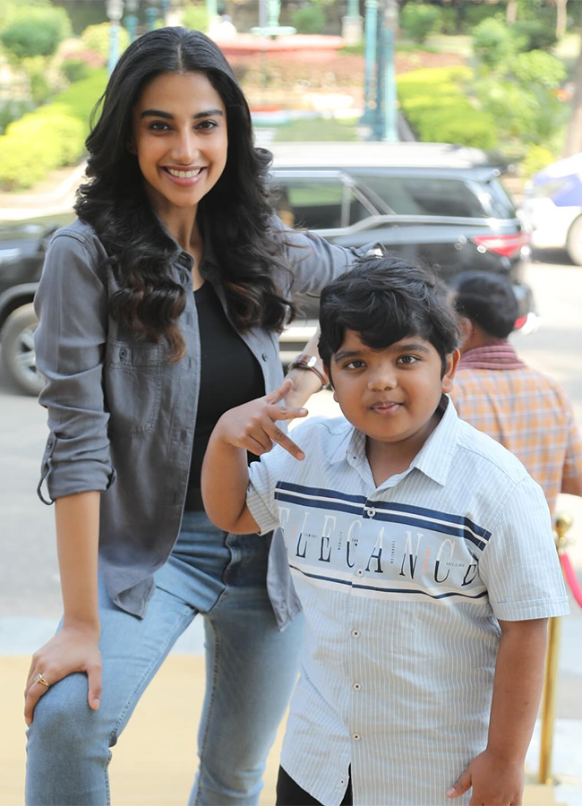 Actress_20Meenakshi_20Chaudhary_20Birthday_20Special_20Photos__20_2811_29.jpg 11