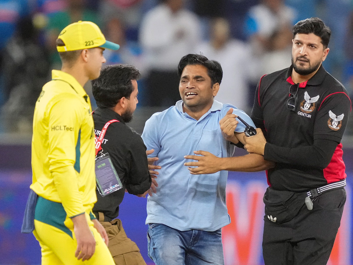 Fan_20Breaches_20Dubai_20Security_20Hugs_20KL_20Rahul_20After_20India_20Semifinal_20__20_2810_29.jpg 10
