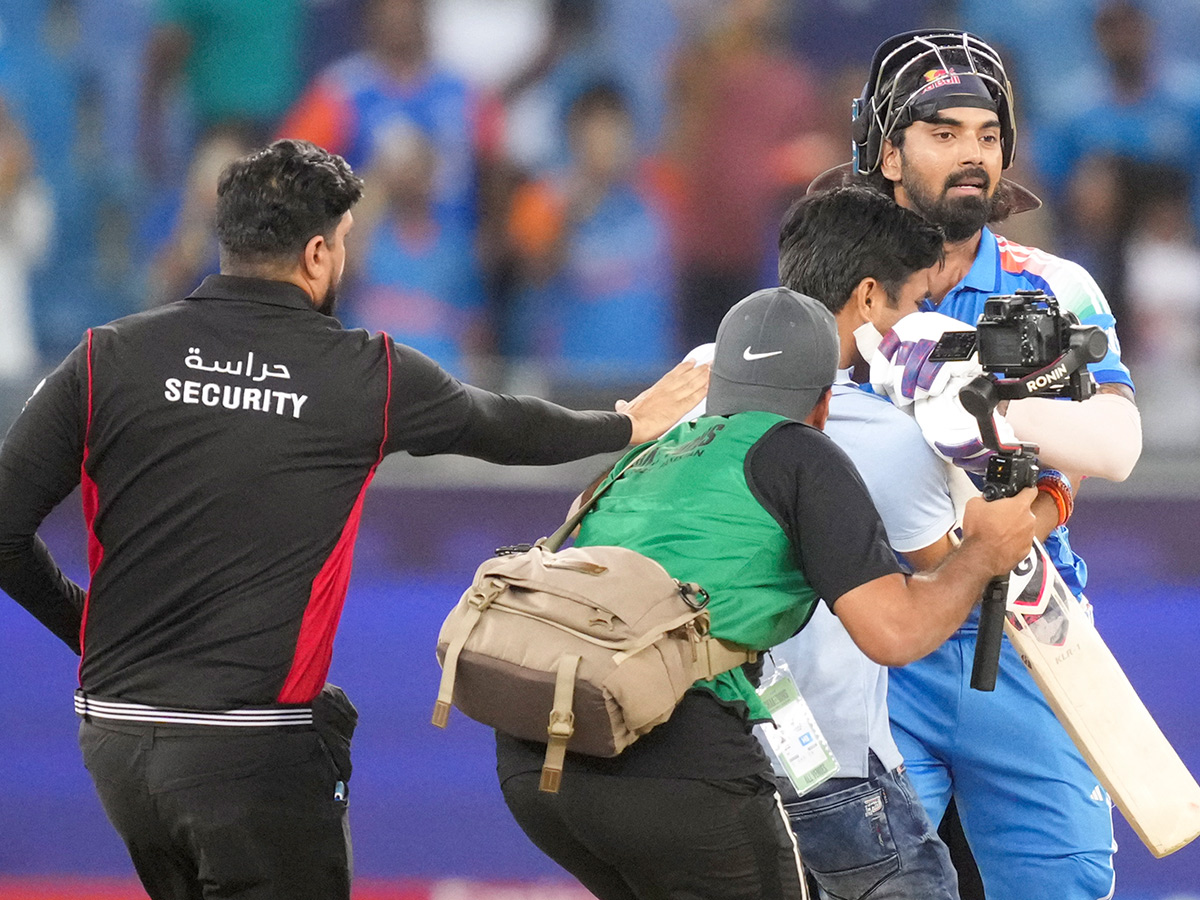 Fan_20Breaches_20Dubai_20Security_20Hugs_20KL_20Rahul_20After_20India_20Semifinal_20__20_281_29.jpg 1