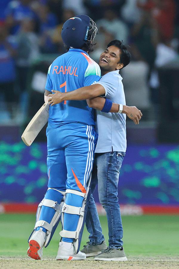 Fan_20Breaches_20Dubai_20Security_20Hugs_20KL_20Rahul_20After_20India_20Semifinal_20__20_288_29.jpg 8