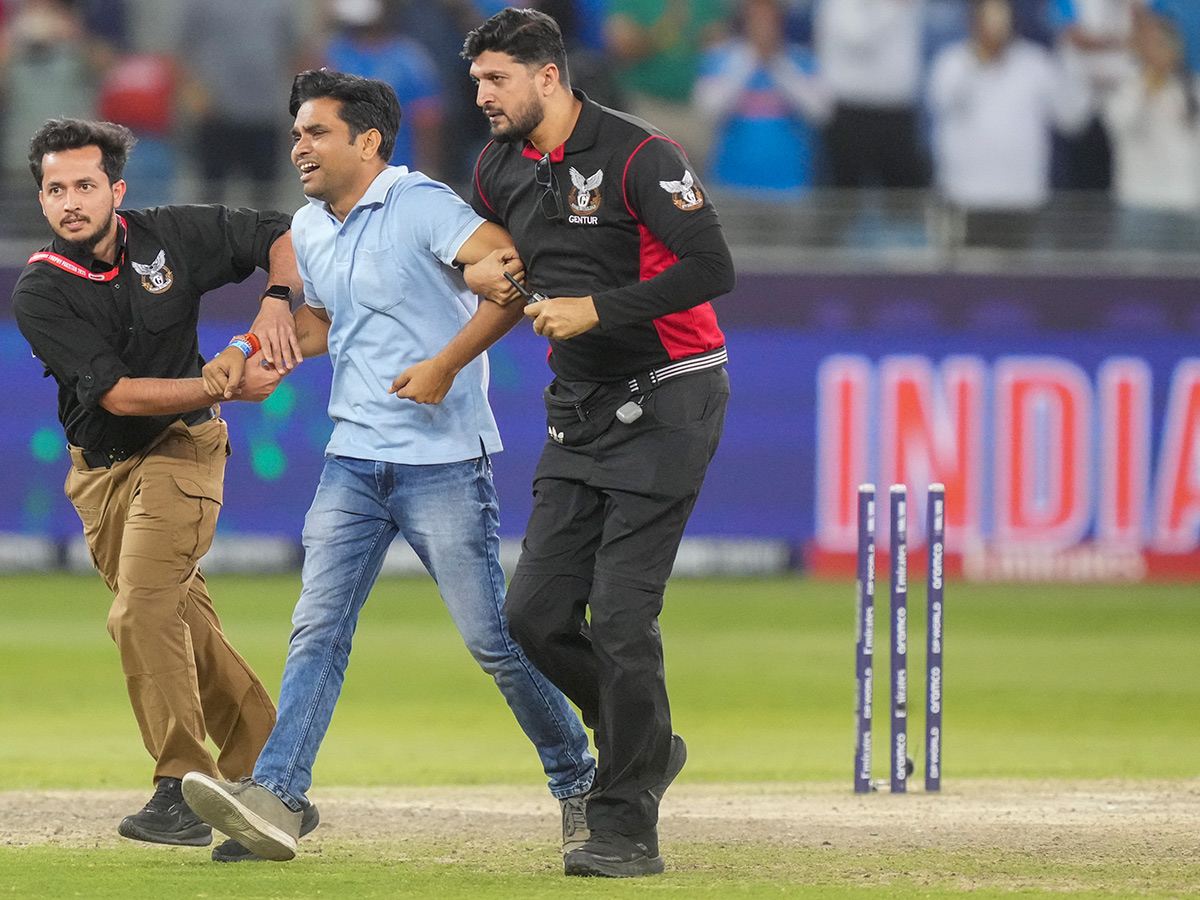 Fan_20Breaches_20Dubai_20Security_20Hugs_20KL_20Rahul_20After_20India_20Semifinal_20__20_289_29.jpg 9