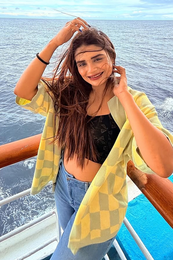 Shreyas_20Iyer_20Sister_20Shrestha_20Made_20Bollywood_20Entry_20With_20Special_20Song_20Pics_20Viral_20_285_29.jpg 6