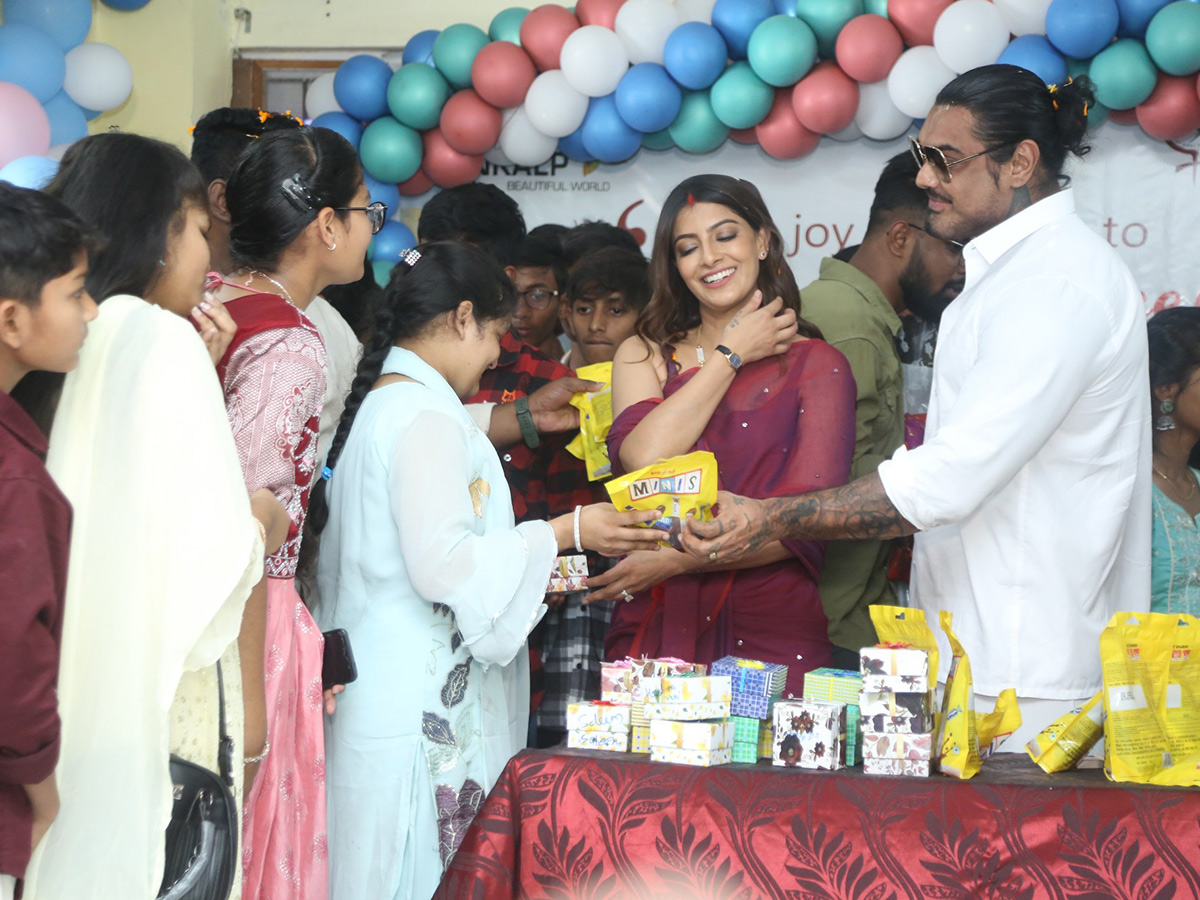Varalaxmi_20Sarathkumar_20Birthday_20Celebrations_20With_20Her_20Husband_20Photos__20_2815_29.jpg 15