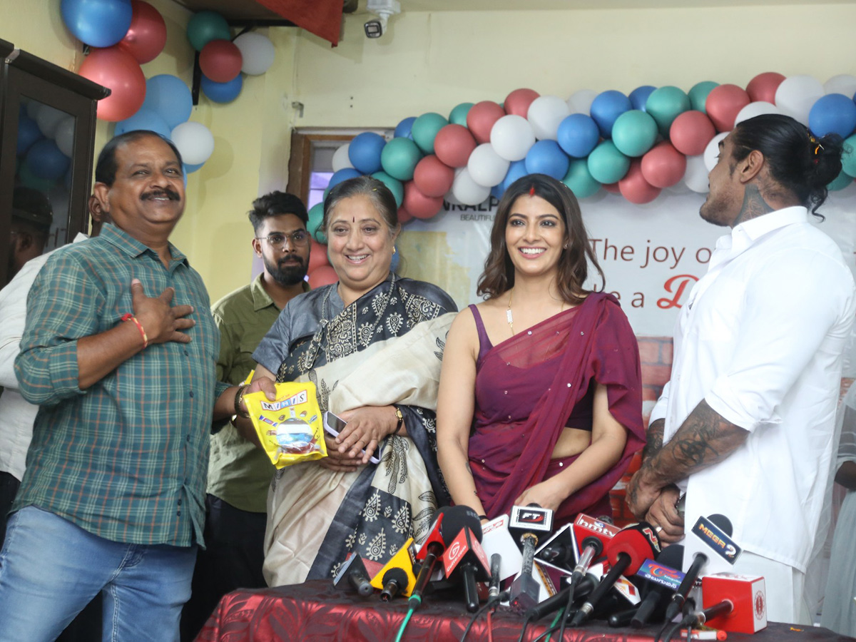 Varalaxmi_20Sarathkumar_20Birthday_20Celebrations_20With_20Her_20Husband_20Photos__20_289_29.jpg 9