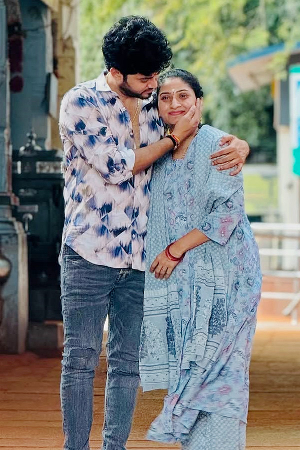 Vishnu_20Priya_20Siddhardh_20Varma_20Couple_20At_20Tirumala_20Tirupati_20Photos_20_2812_29.jpg 13