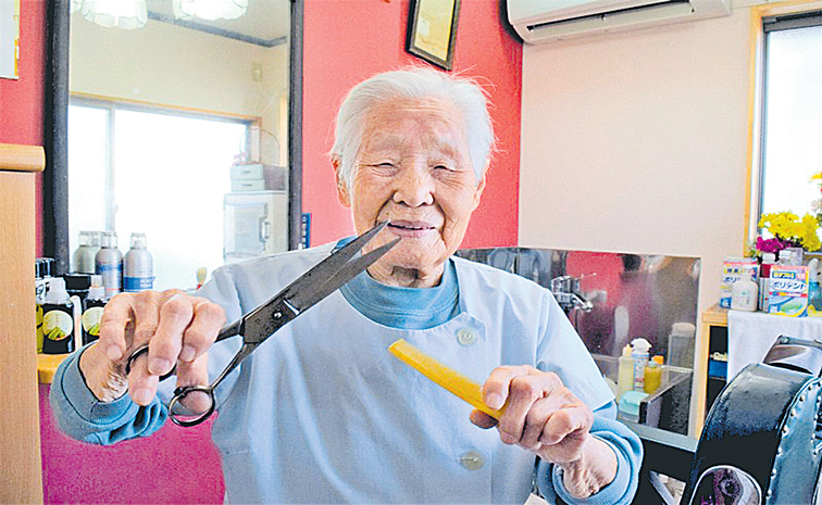 OLDEST-BARBER-1.jpg